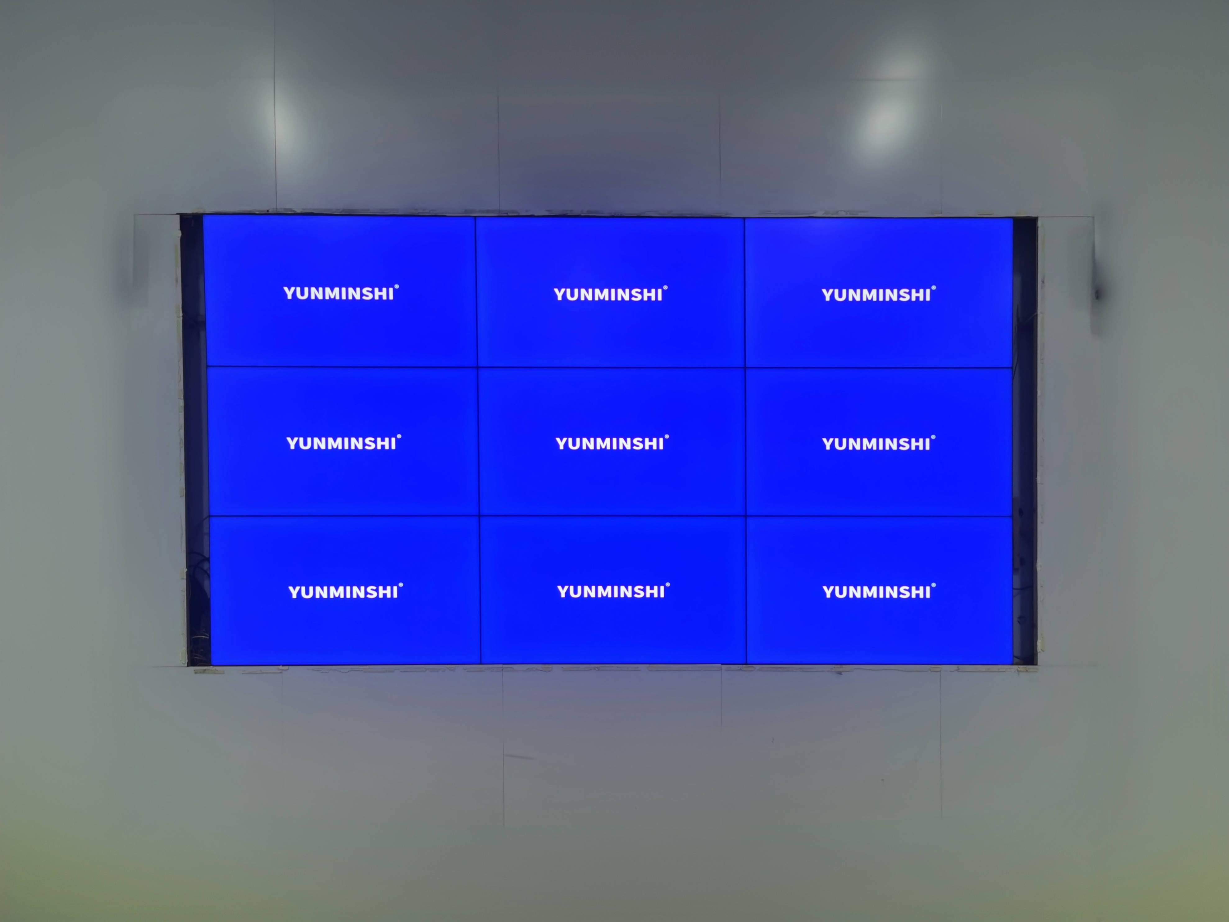 滕州某汽车4S店采用云敏视55寸3.5mm拼接屏9台安装完工